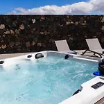 Willa Exclusive 6 Bedrooms In Lanzarote - Ocean & Volcano Views, Private Pool, Jacuzzi & Gym *