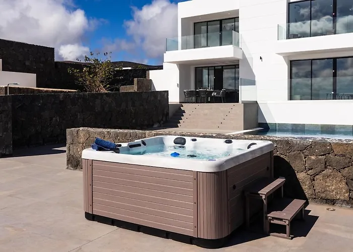 Exclusive 6 Bedrooms In Lanzarote - Ocean & Volcano Views, Private Pool, Jacuzzi & Gym וילה